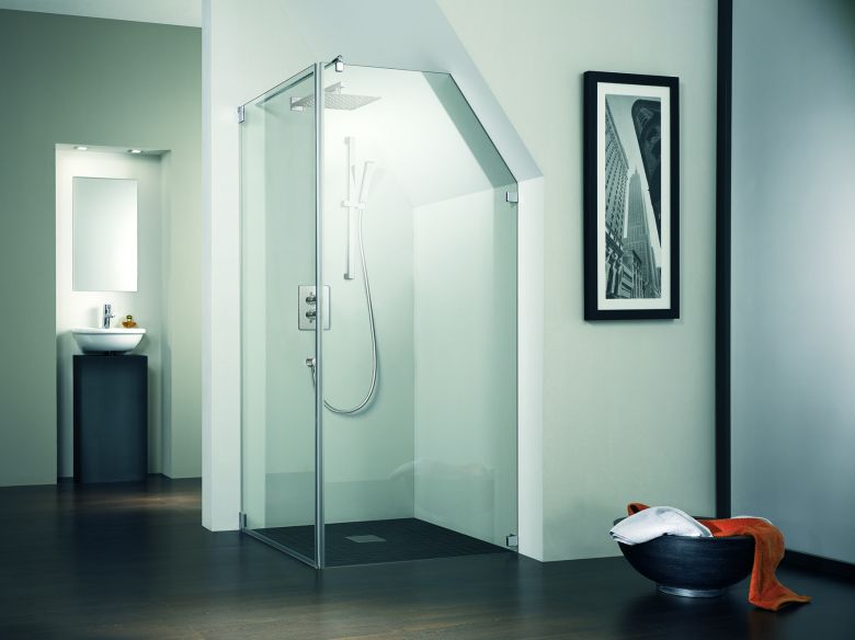 Bodentiefe Dusche – Komfort und Design von Rosenthal Bäder & Wärme Moderne bodentiefe Dusche mit Glaswand für ein barrierefreies Badezimmer