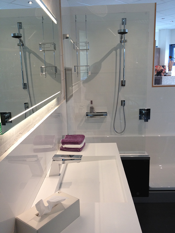 Hochwertige Badgestaltung von Rosenthal Bäder & Wärme Modernes Badezimmer mit stilvollem Waschbecken und transparenter Glasdusche
